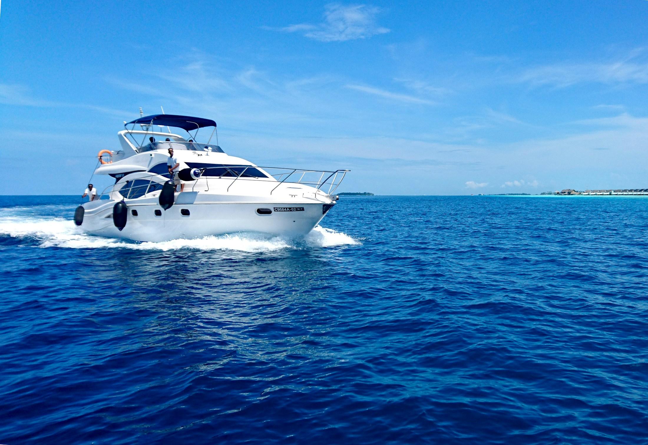 La Luna luxury yacht